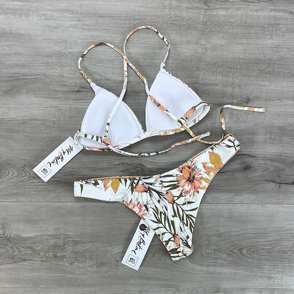 ☀️RIP CURL☀️ PLAYA BLANCA CROSS
PLAYA BLANCA SKIMPY REVERSIBLE BIKINISET - Picture 12 of 15